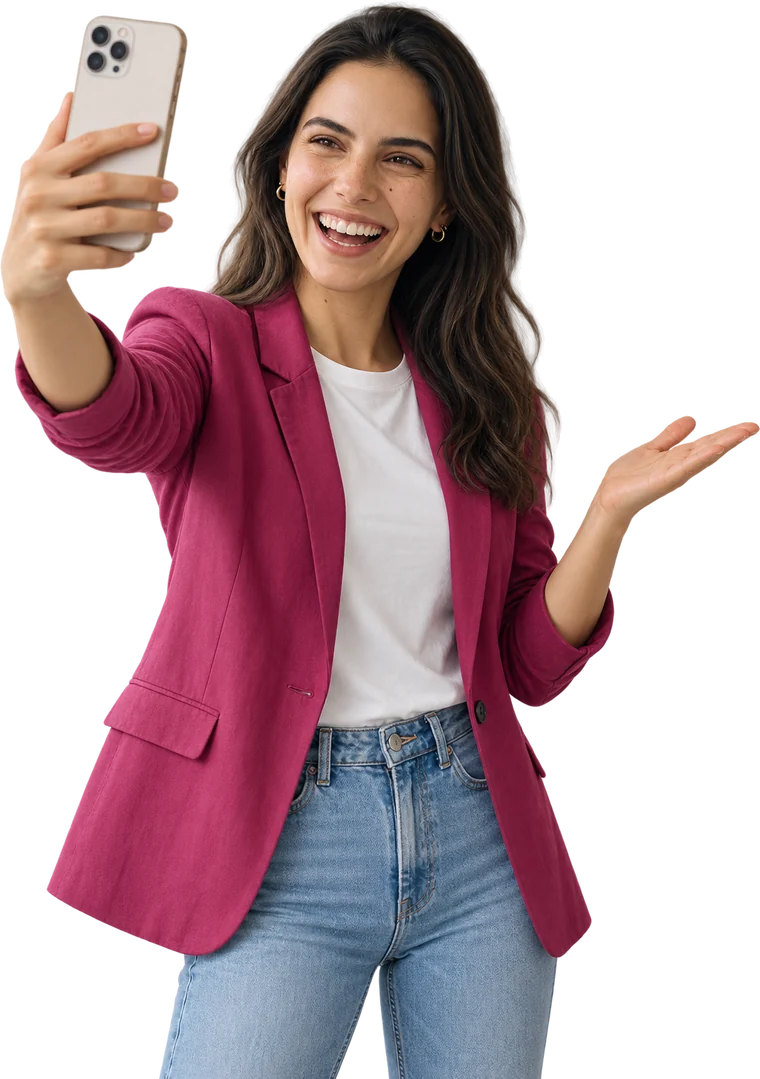 Mariana, a influencer virtual da SmartPost, gravando um vídeo com o celular e apontando para o lado